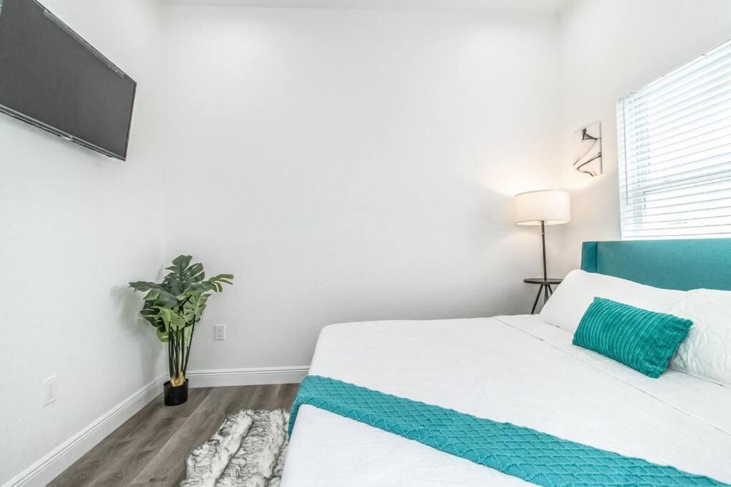 2Br Spacious House In Heart Of West Тампа Екстериор снимка