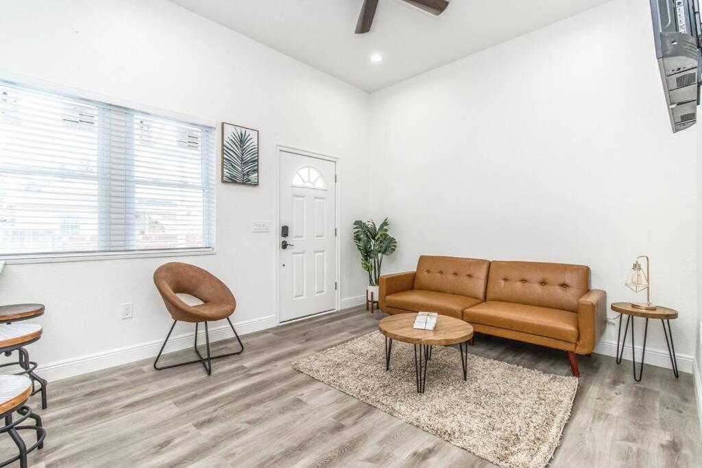 2Br Spacious House In Heart Of West Тампа Екстериор снимка
