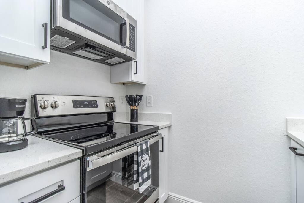 2Br Spacious House In Heart Of West Тампа Екстериор снимка