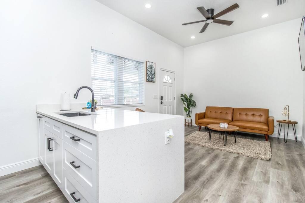 2Br Spacious House In Heart Of West Тампа Екстериор снимка